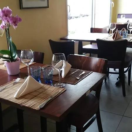 Hotel De La 3*