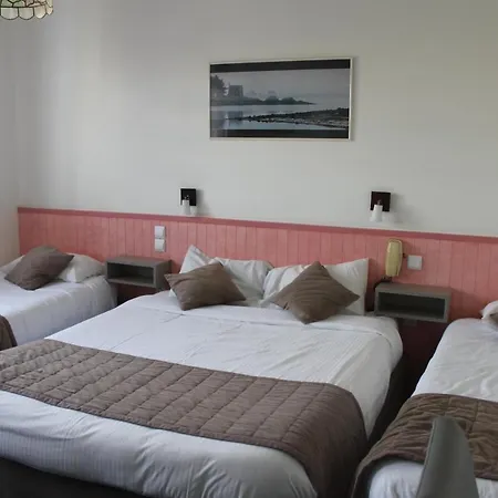 Hotel De La 3*