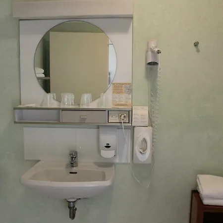 Hotel De La 3*